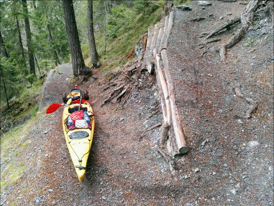 Portage. Sentier après Isla (CH)