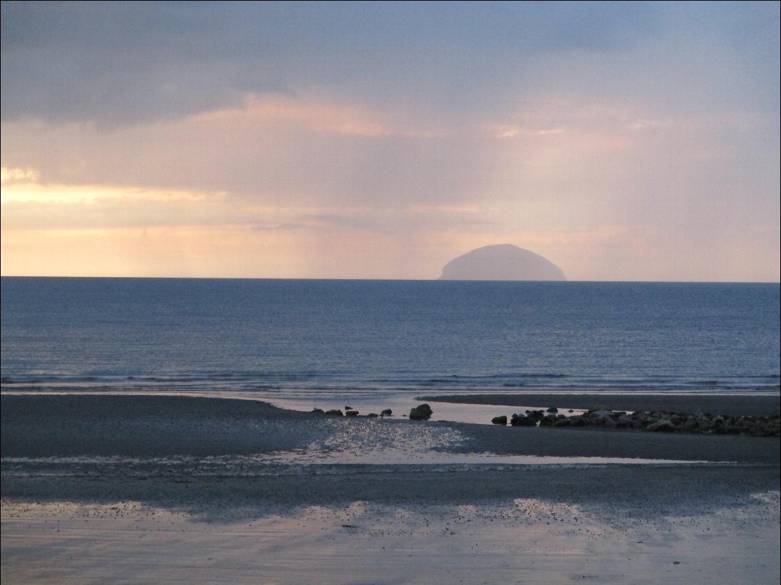 En face de mon bivouac, l'île Ailsa Craig célèbre pour son granit dont on fait les pierres de curling (ce fameux sport où il faut balayer).
