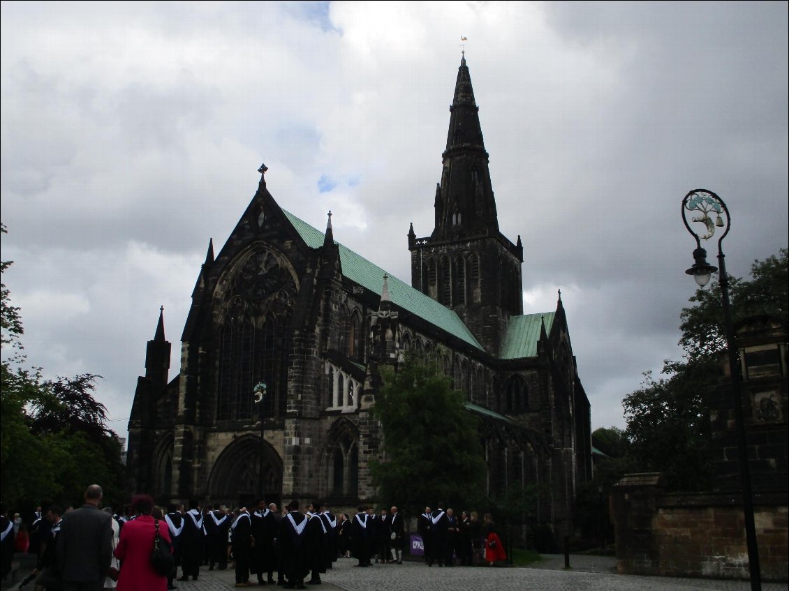 La cathédrale St Mungo, patron et créateur de la ville. C'est le jour de la cérémonie du "graduate", la remise de diplôme pour les étudiants. Certains sont vêtus d'un kilt. Hum, hum, est ce le bon moment pour vérifier cette histoire de port de kilt par les vrais écossais ?