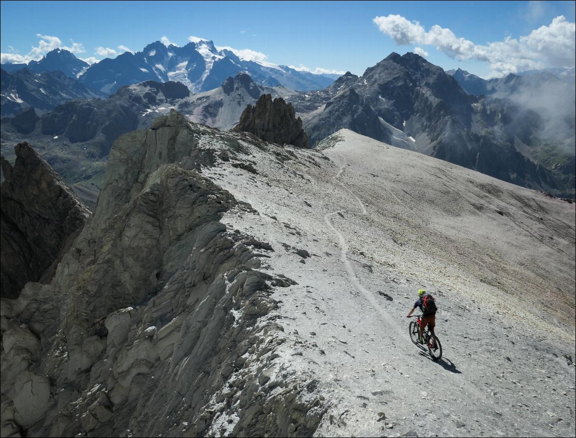 Perchée à presque 3100m d'altitude, la pointe des Cerces nous offre un parcours lunaire, avec vue sur les Ecrins.