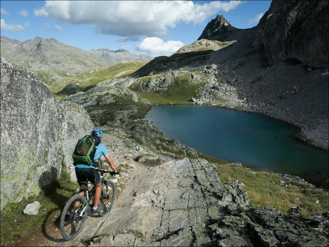 Nous retrouvons lentement la verdure en redescendant. Le secteur est clafi de lacs.