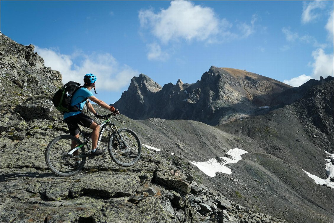 Du col des Muandes, le sommet du Thabor, si original, nous semble loin et proche à la fois. 