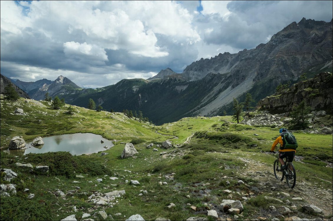 Dans la descente, le ciel se dégage légèrement et on profite du très beau sentier, seuls.