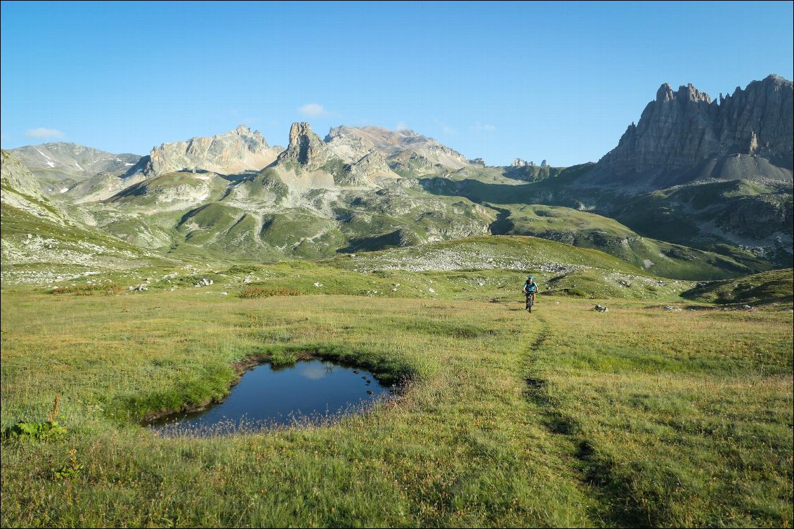 Plateau suspendu, avec au fond le mont Thabor, sentinelle du secteur.