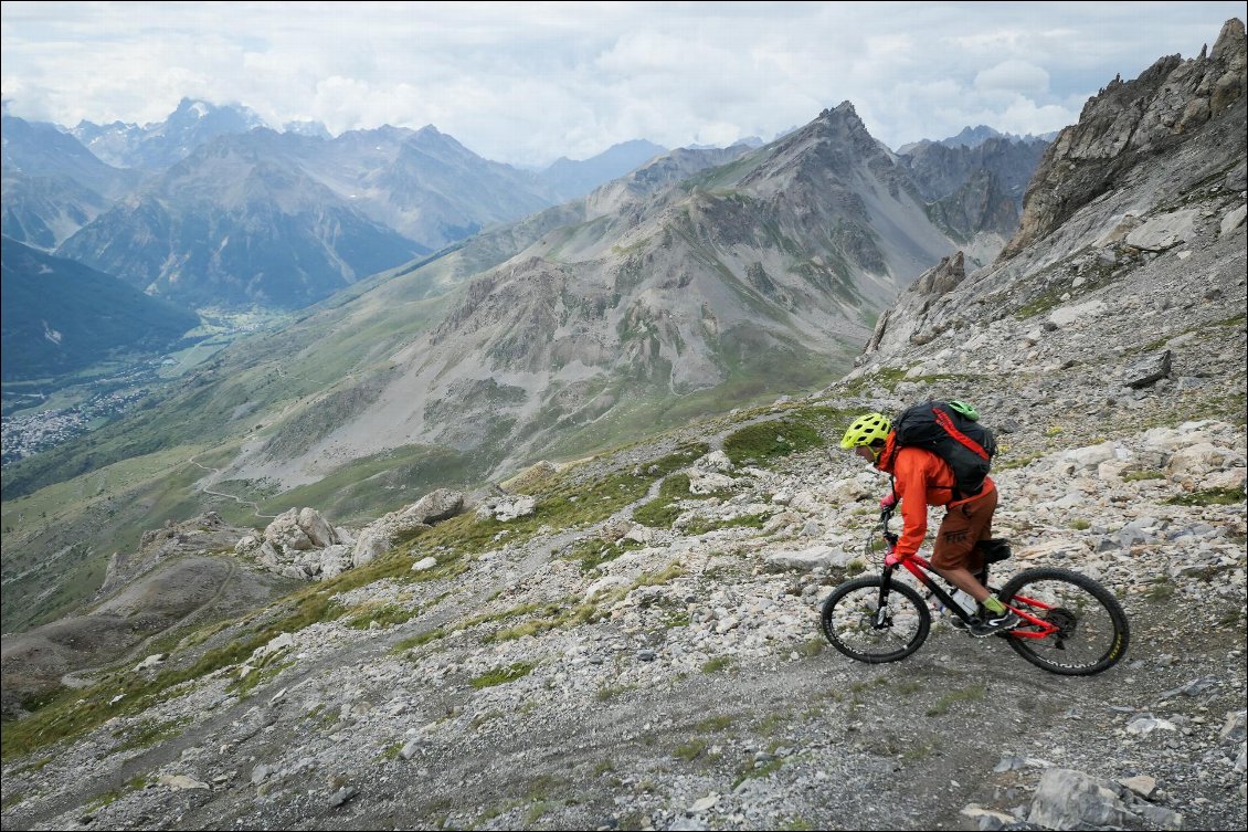 Descente taillée pour du VTT de montagne ! Avec la vallée de la Guisane en contrebas.