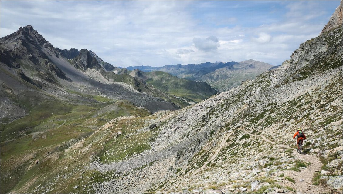 Le soleil s'invite sur la fin de la descente. Le col de Buffère est en contrebas.