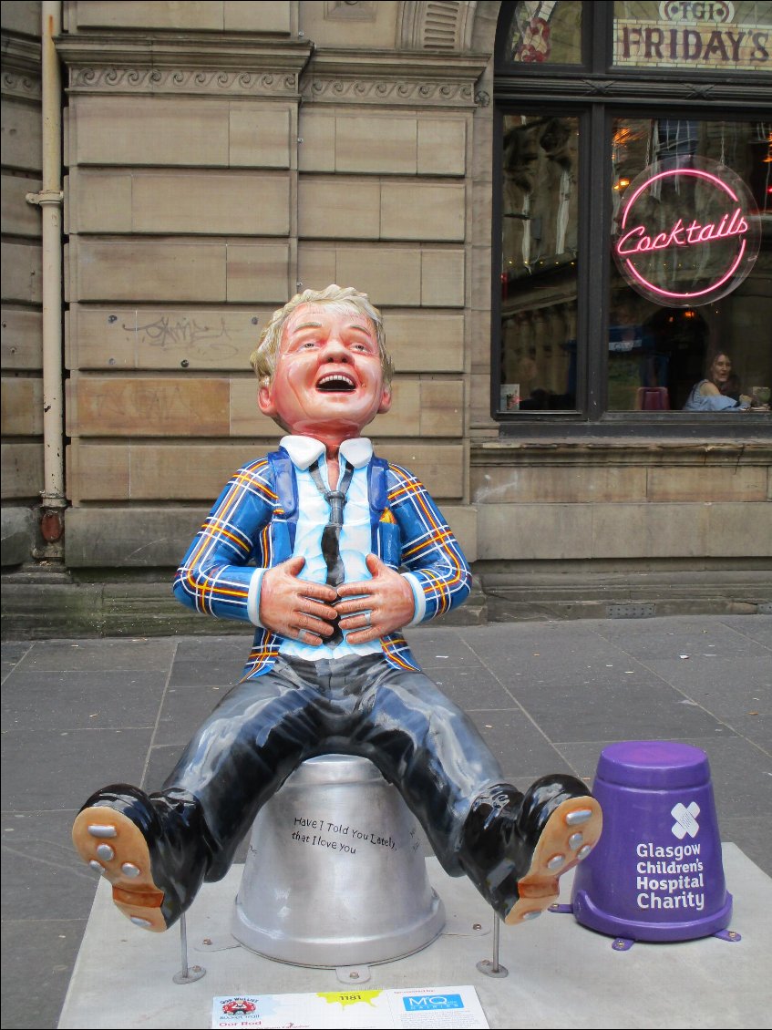 Dans tout Glasgow on peut trouver ces statues peintes de façons différentes à chaque fois : the ooor Wullie bucket trail est un projet de bienfaisance pour les enfants hospitalisés. Oor Wullie est un personnage de BD écossaise créée en 1936, il est accompagné de son big bucket of laughs.