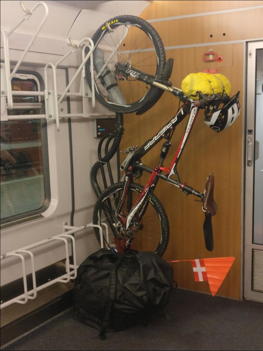 Emplacement vélo dans le train Bâle Kiel