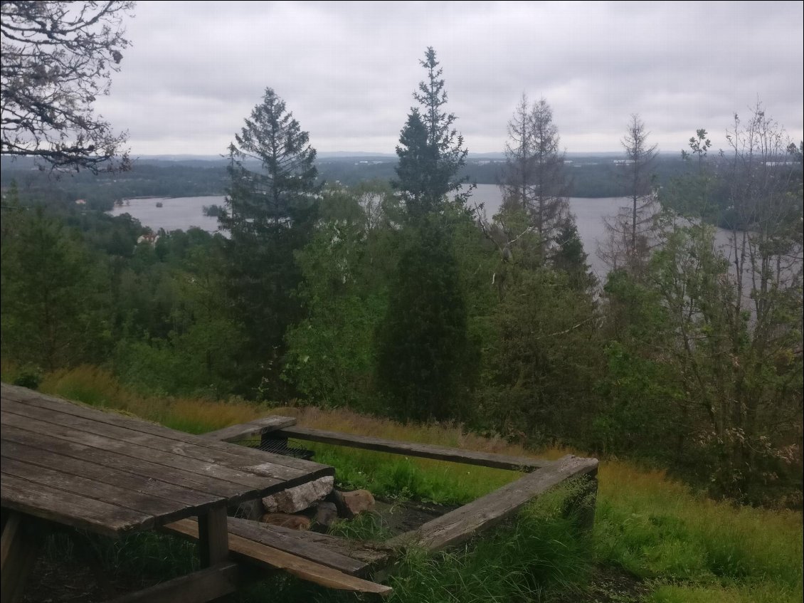 Point de vue "grisailleux" équipé d'un abri en bois avec table et espace feu de camp