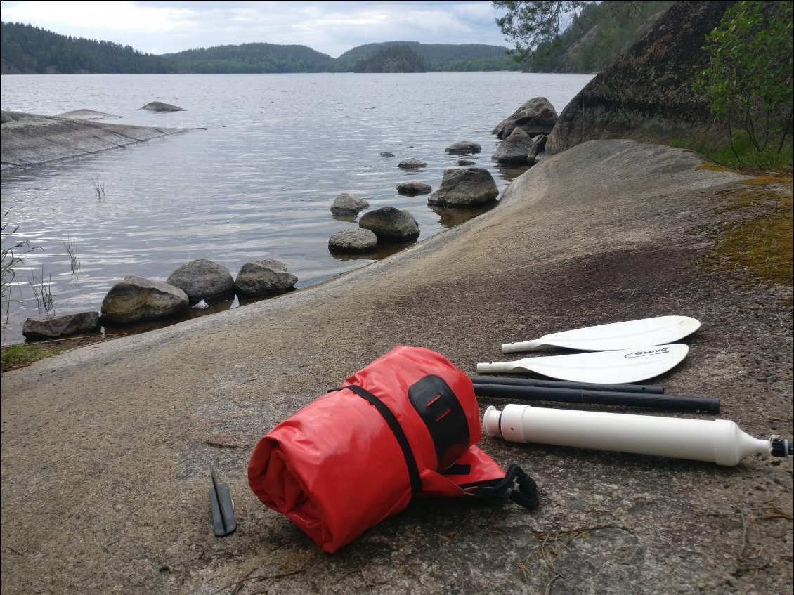 Et alors le kayak ? Voilà les éléments démontés/roulés. 1 kayak, 1 dérive, 1 pagaie et 1 pompe K-pump légère et efficace