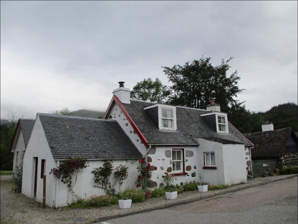 Le petit village de Glencoe. Evidemment toutes les maisons ne sont pas comme ça, mais il en reste pas mal.