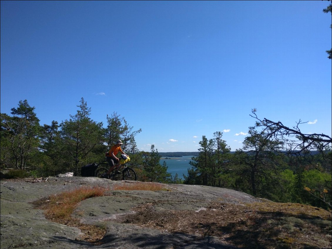 Un single extra sur quelques kilomètres. Roulage sur lit d'épines et dalles rocheuses avec une superbe vue.