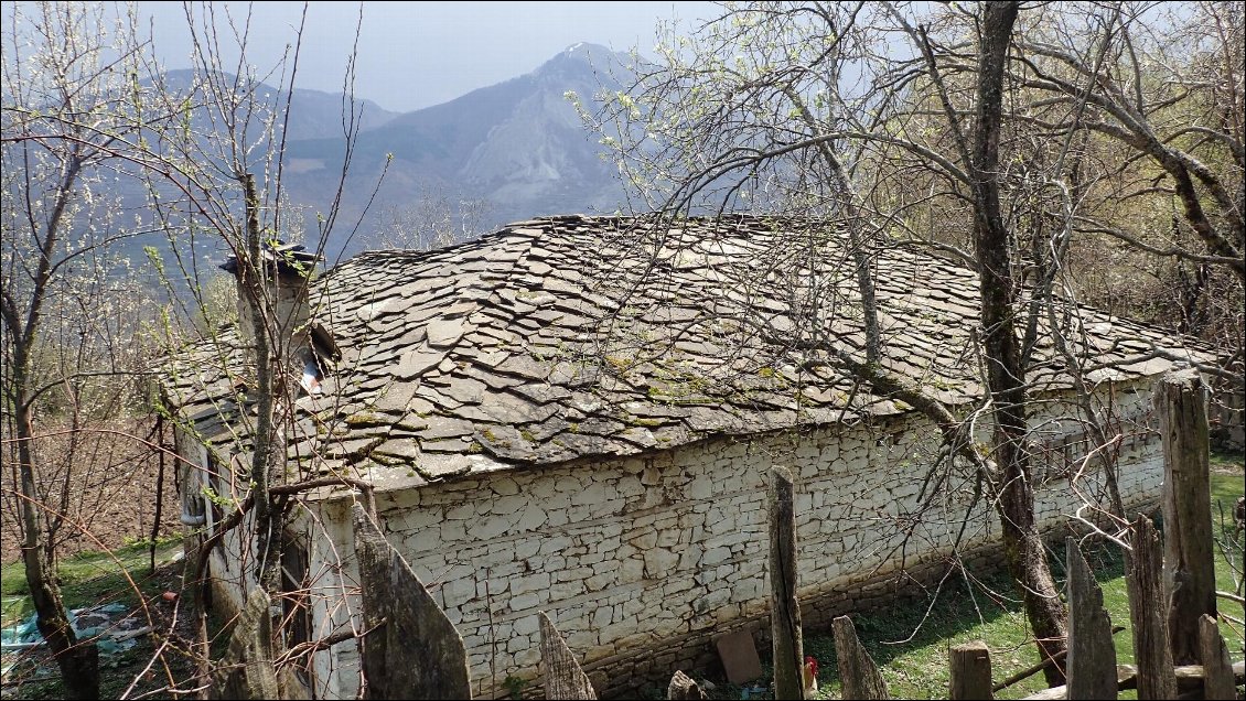 Jolies habitations aux toits de lauzes