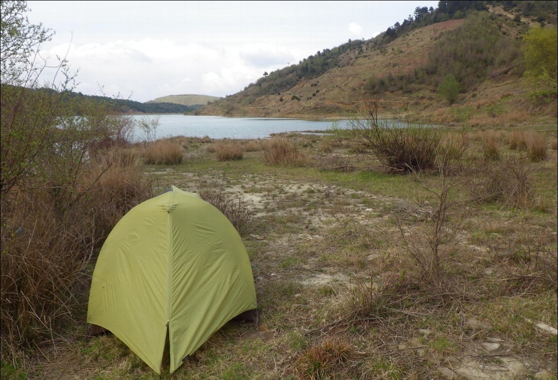 Bivouac en bord du lac de Dardhès.