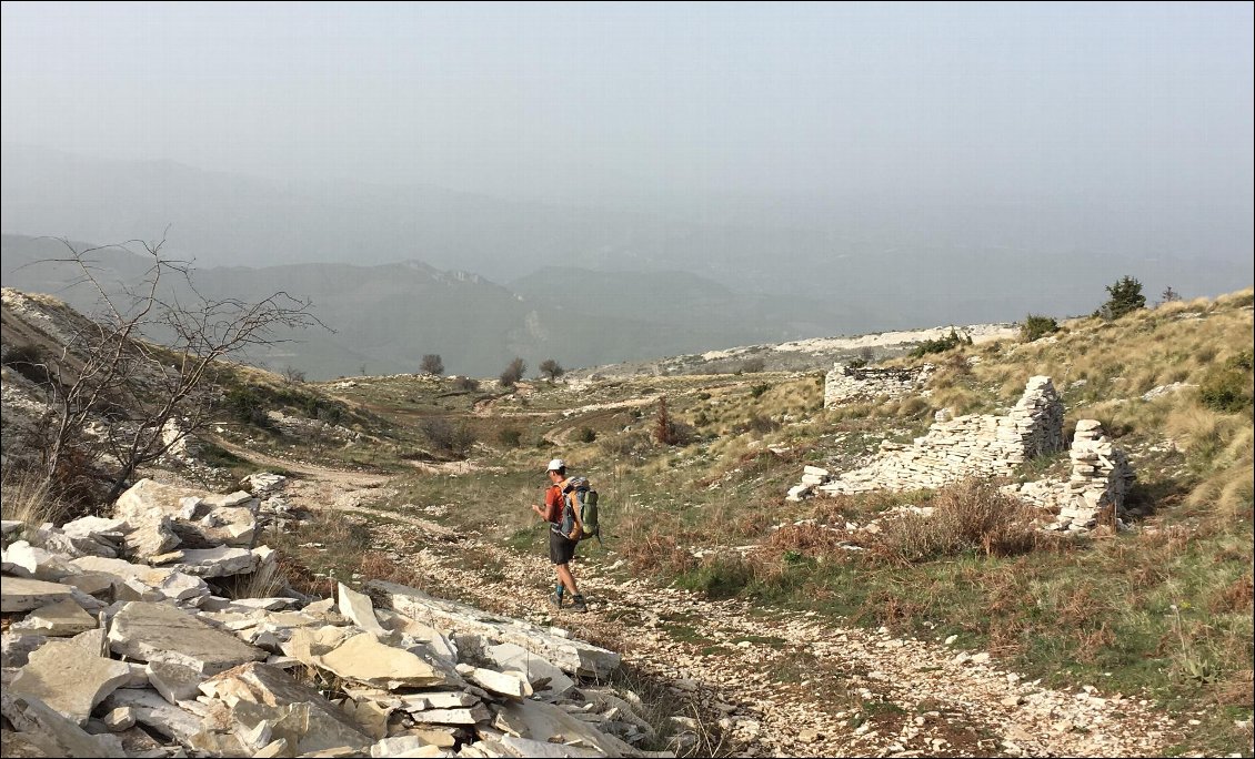 On passe à côté de carrières de pierres