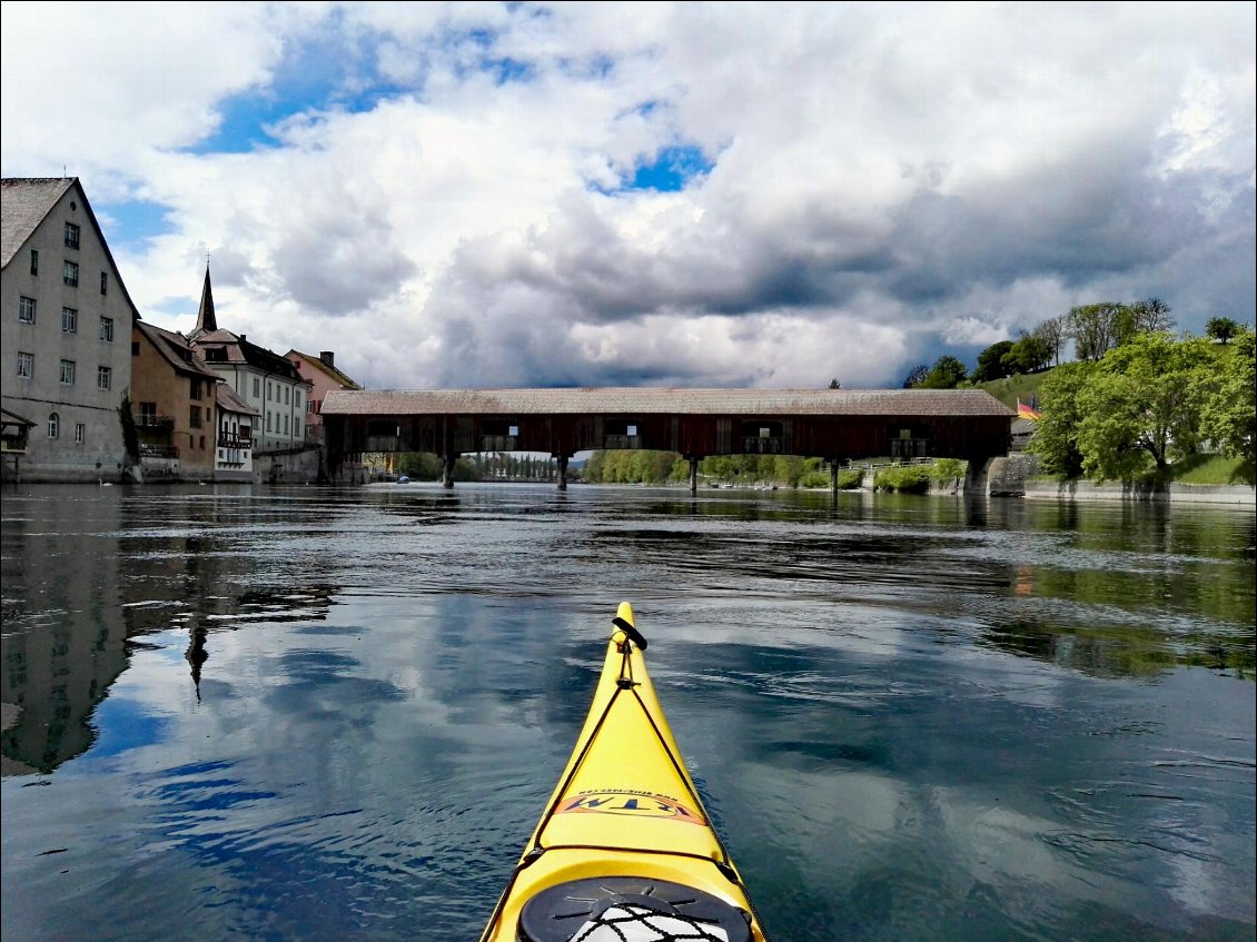 Pont de bois entre à gauche Diessenhofen (CH) et Gailingen (DE) à droite