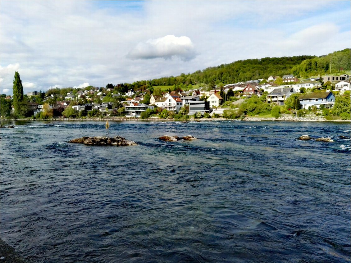 Neuhausen am Rheinfall (CH). Amont des chutes du Rhin