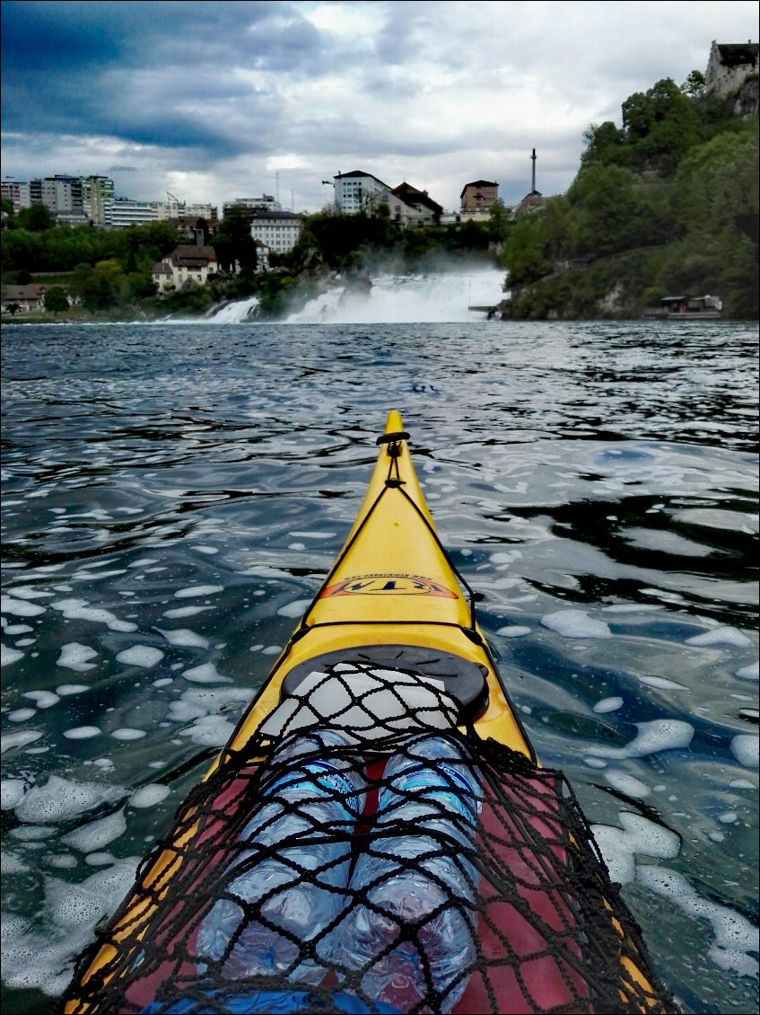 Neuhausen am Rheinfall (CH). Chutes du Rhin en aval