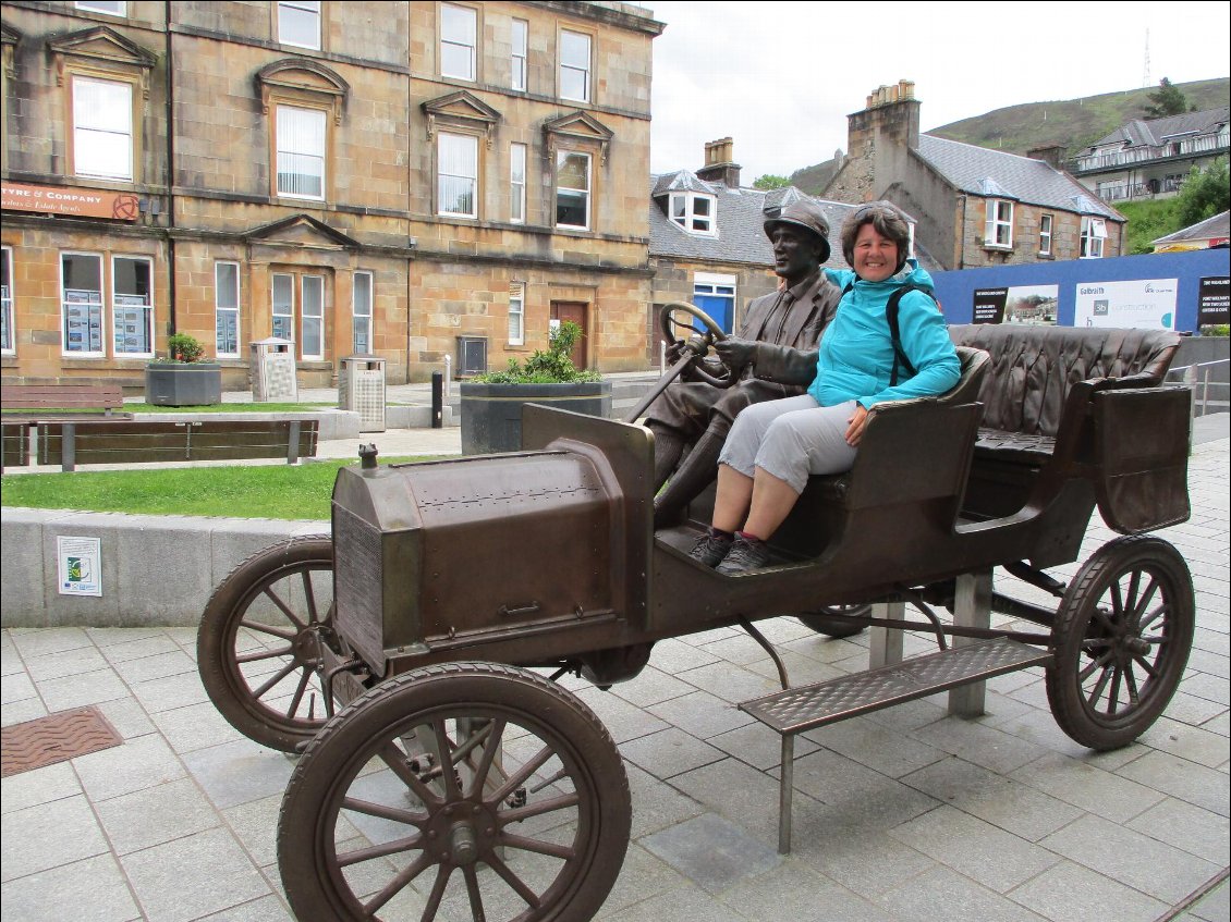 Ceci sera mon "Cékoidon ?"
Ce monsieur est Henry Alexander d'Edimbourg qui en 1911 a fait l'ascension du Ben Nevis en T Ford. Ça lui a pris 9 jours pour faire l'aller retour en partant d'ici le Cameron square. Ah ....quand même ... Bon vu la difficulté du sentier, ô a dû porter sa Ford sur l'épaule comme les 2 gars à VTT ... sinon je ne vois pas comment il a fait.