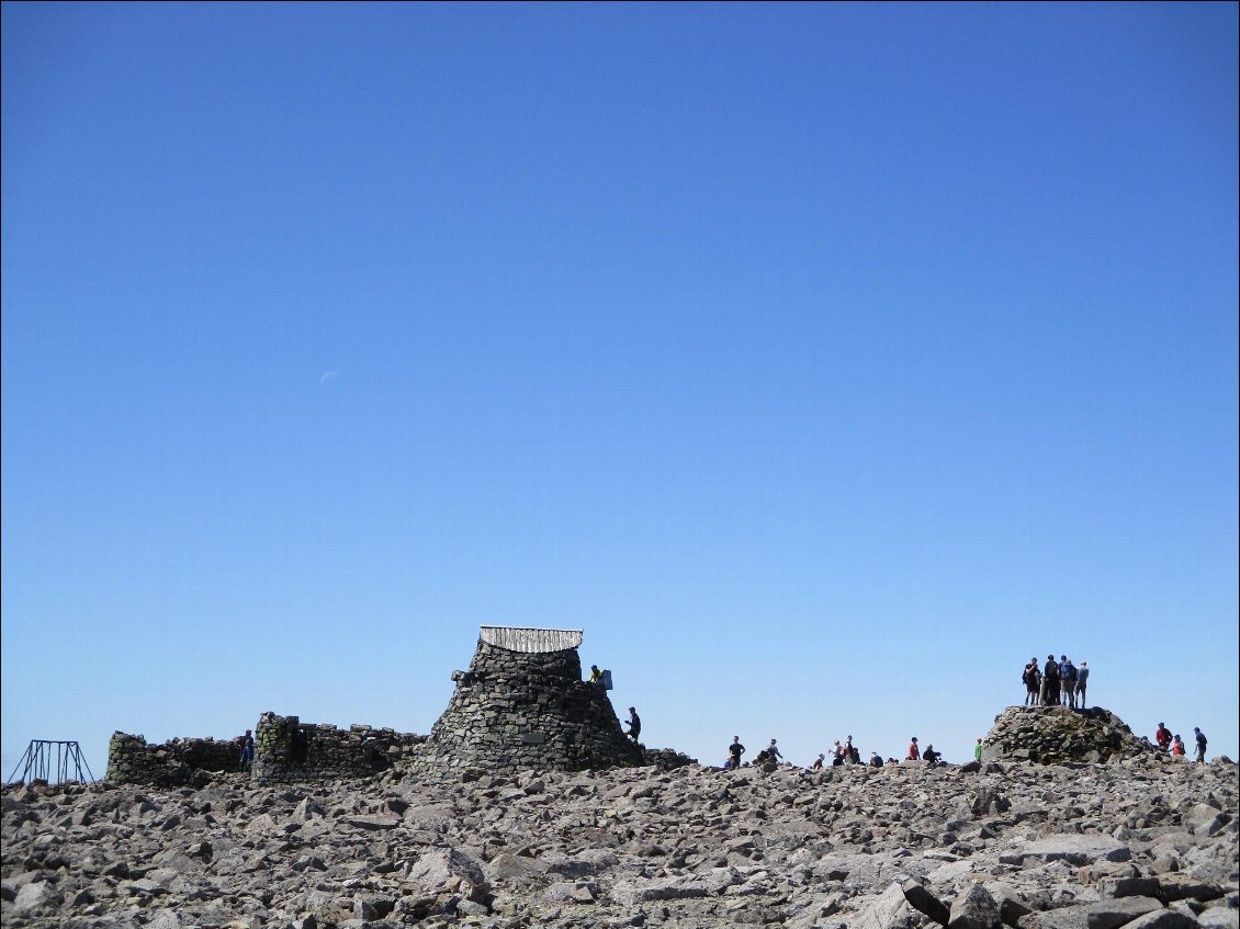 Les ruines de l'observatoire au sommet.