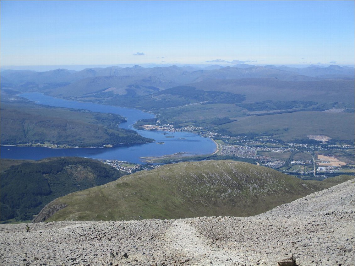 Fort William en bas et le Loch Eil vers l'Ouest.