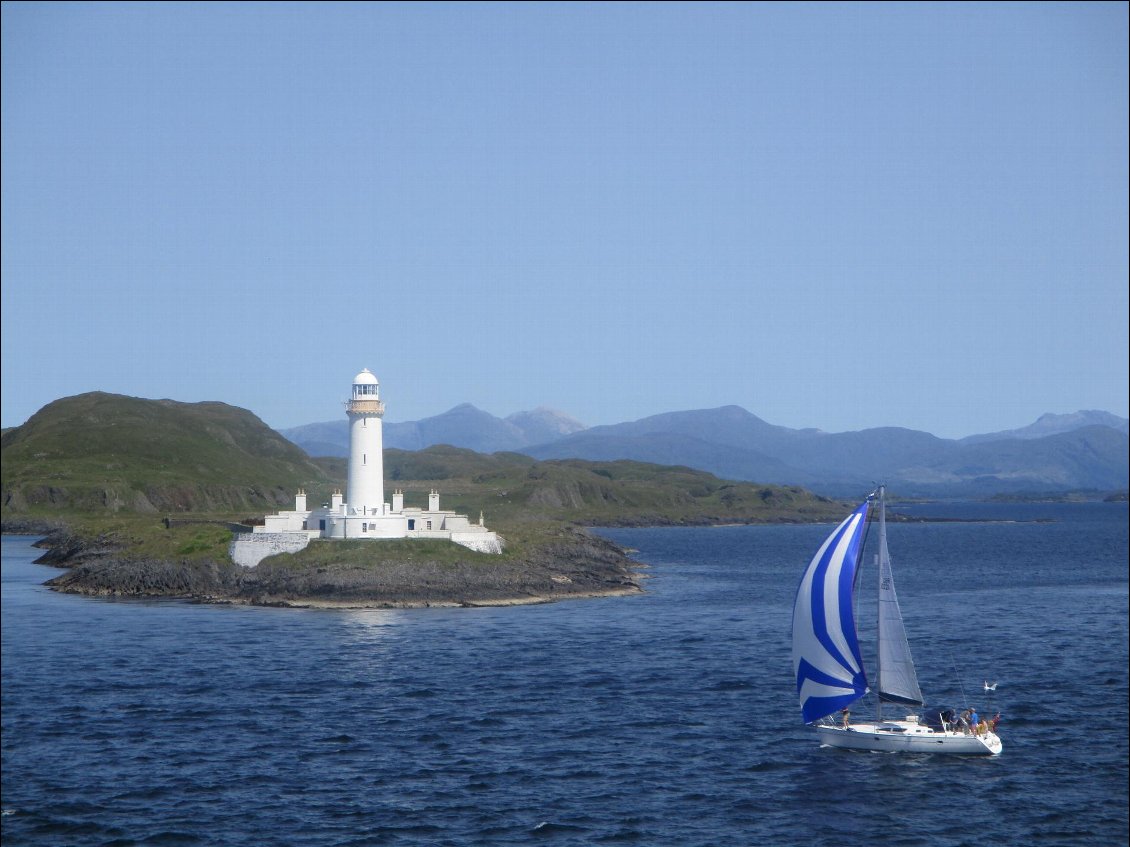 Sortie du port, puis le phare de Lismore à tribord, l'île de Mull à bâbord, nous embouquons le sound of Mull, direction le grand large.