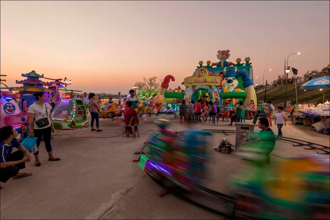 Jeux à Vientiane (Laos). En Asie du Sud-Est, il n'y pas pas grand chose à faire en journée pour les enfants. Par contre, le soir les châteaux gonflables et autres carrousels font le bonheur des petits.