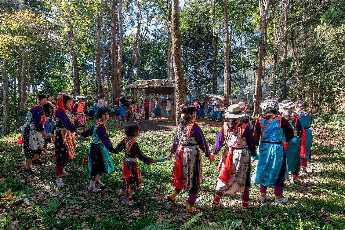 Nouvel-an chinois fêté par la tribu Lisu au nord de la Thaïlande. Par un heureux hasard, nous avons pu passer des moments incroyables avec cette tribu d'un extrême gentillesse. Nous avons tenté de pratiquer, non sans difficultés, leur danse traditionnelle, tout en ingurgitant de l'alcool de maïs qu'ils nous servaient sans discontinuer !