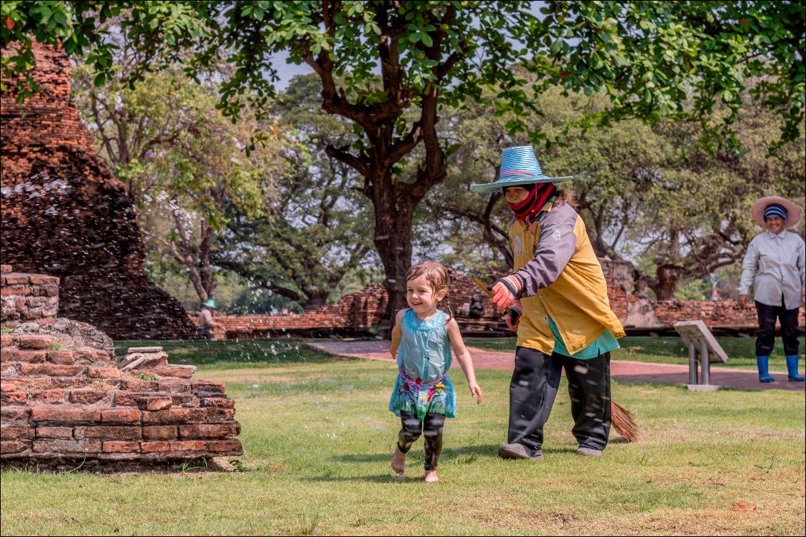 Ayutthaya (Thaïlande). L'arrosage du gazon est une source de rafraichissement bienvenue pour Noémie !