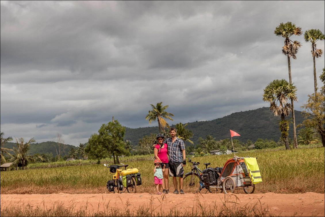 Les célèbres pistes du Cambodge. Le dilemme est le suivant: avaler de la poussière ou mettre un masque et suffoquer de chaleur ?