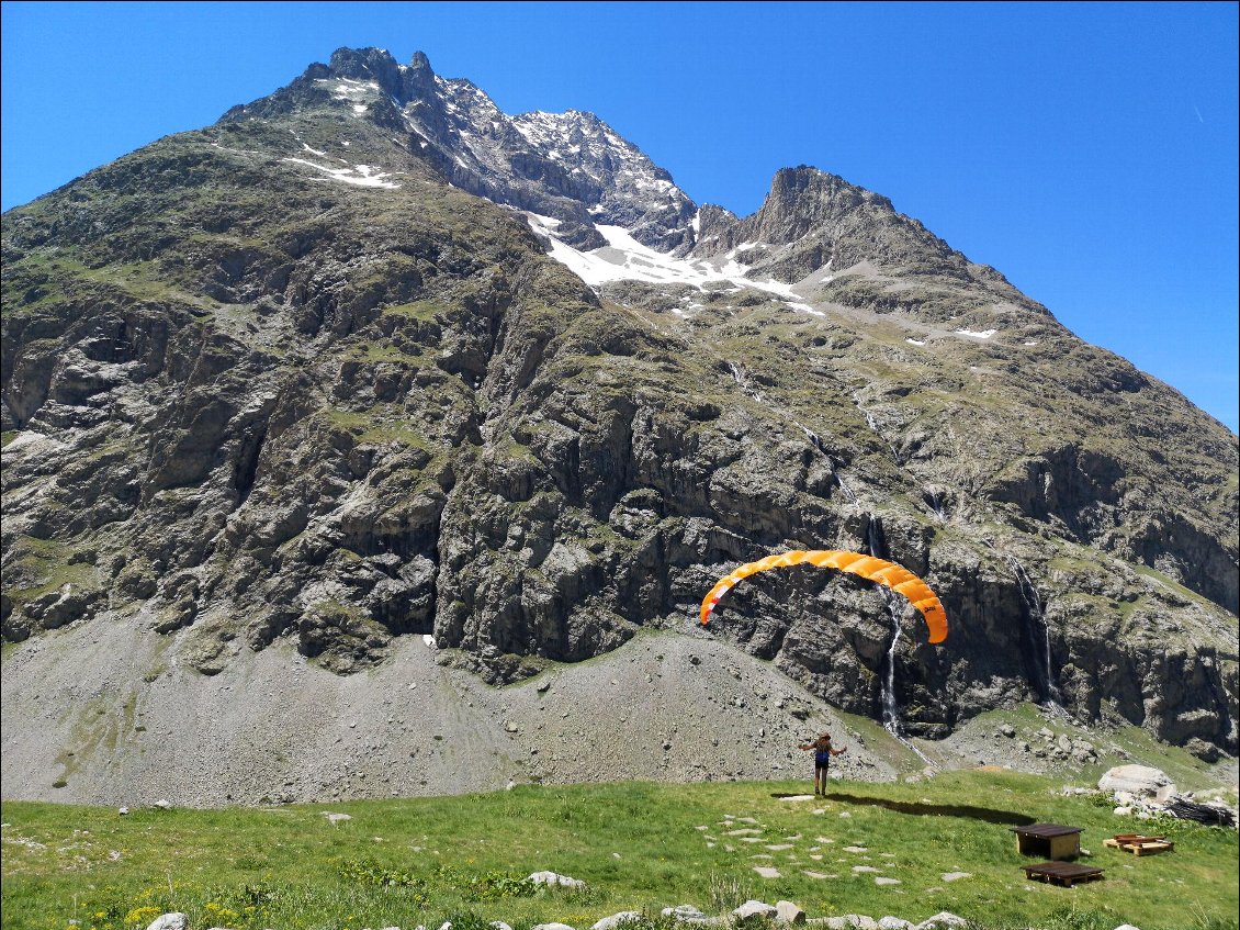 Séchage de la voile devant le refuge de l'Alpe de Villar-d'Arêne