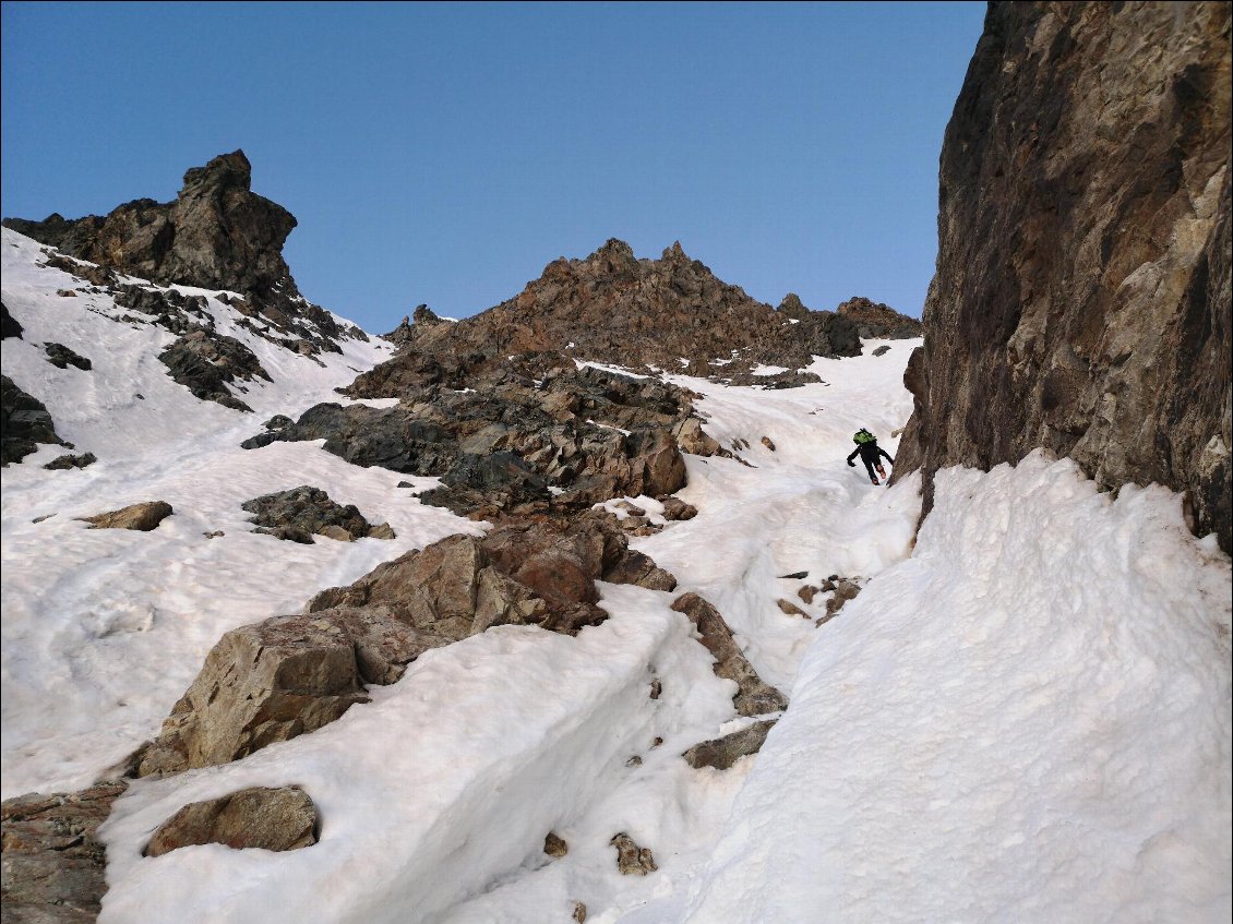 Montée au col de la Platte des Agneaux dans une neige idéale