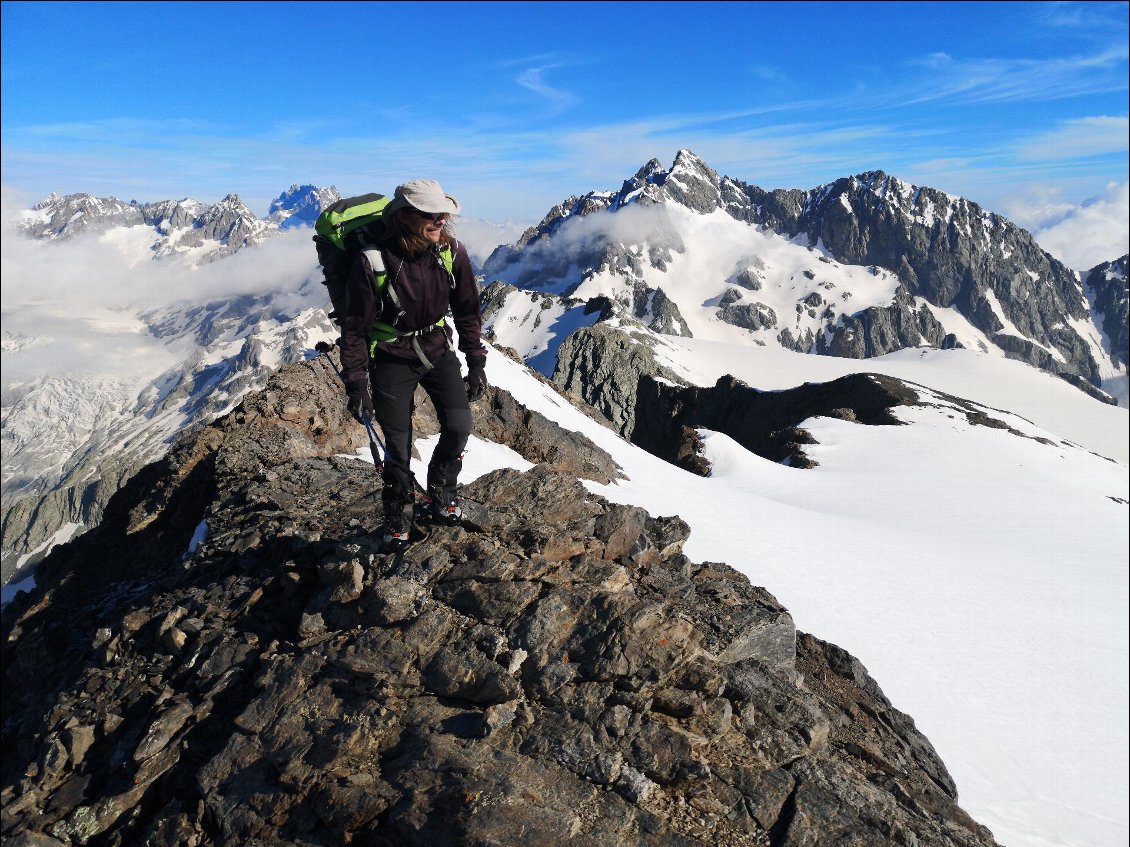 Arrivés au sommet du Pic du Rif, on grimace un peu en découvrant les nuages sur le glacier de Séguret Foran.