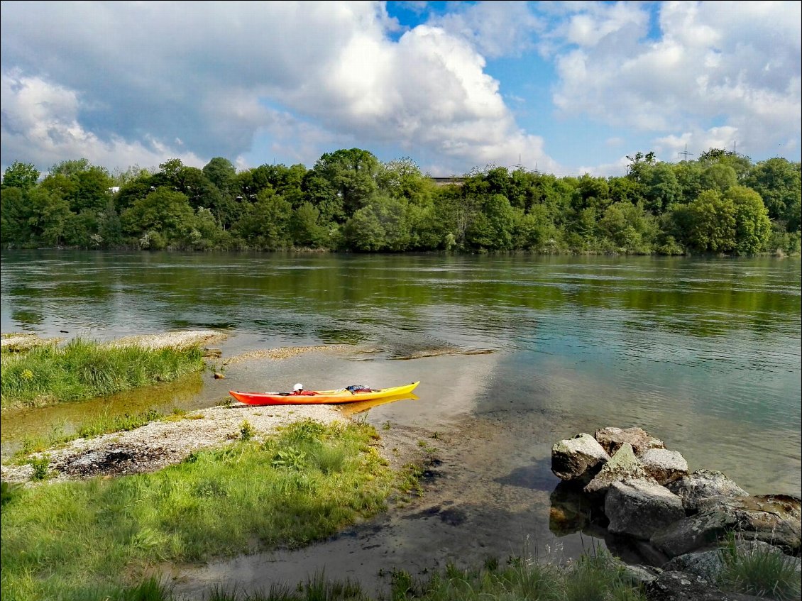 Sous le barrage. Remise à l'eau après portage de 1,5 km