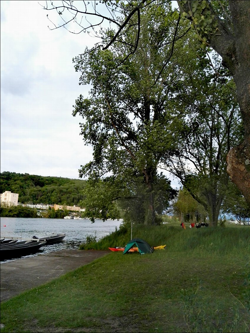 Bivouac à Birsfelden (CH). Presqu'île de la centrale hydroélectrique.