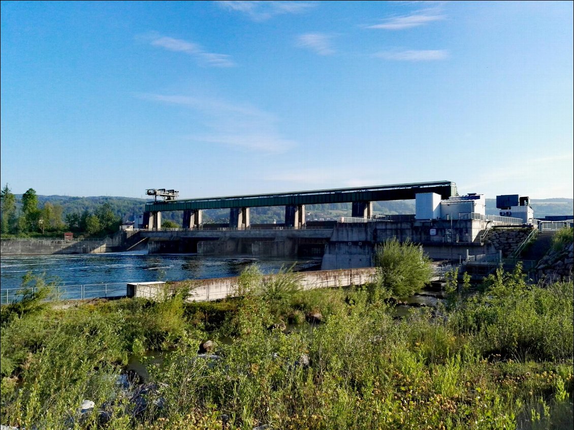 Barrage de Leibstadt, sous la centrale nucléaire