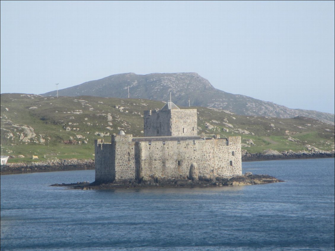 Le château de Kisimul dans le port de Barra.