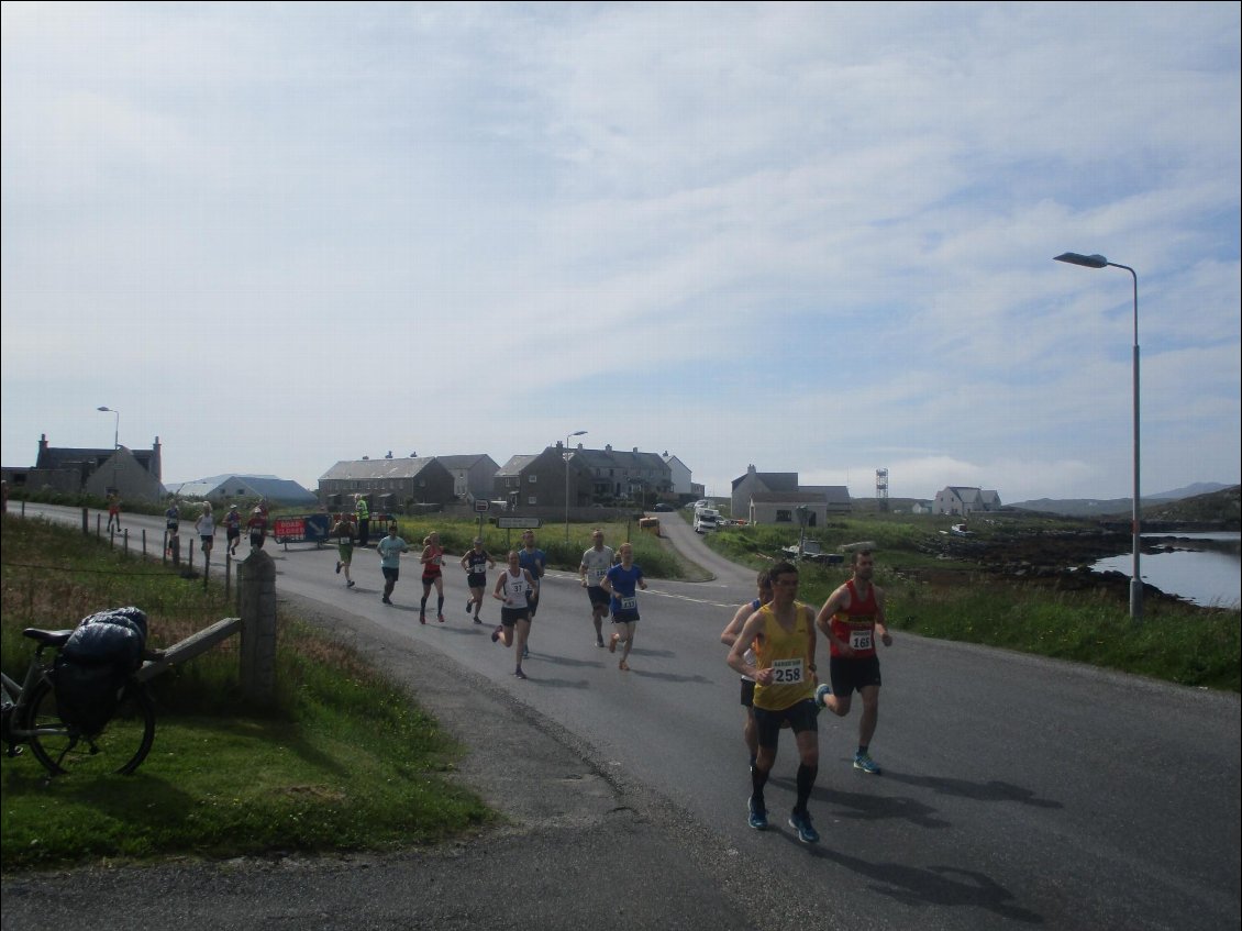 Clin d'oeil à Erwan : voici le barrathon, un semi marathon qui fait le tour de l'île de Barra. Entraîne-toi, je t'ai inscrit pour l'année prochaine. Attention c'est pas vraiment plat.