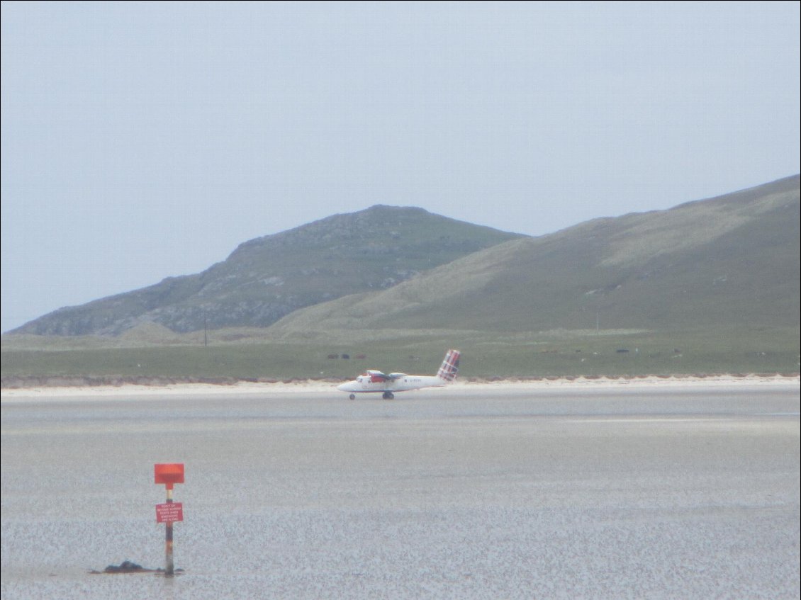 L'aéroport de Barra. L'avion atterrit sur la page à marée basse. Les horaires sont donc en fonction des marées.