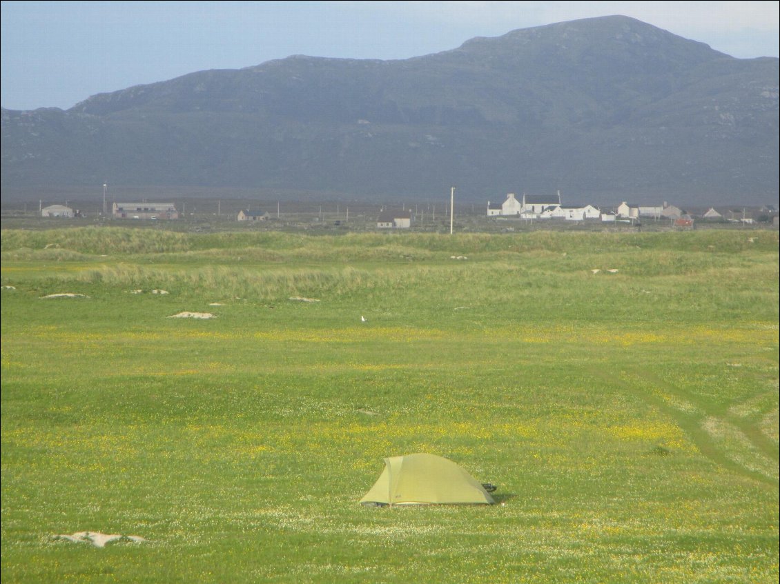 Je bivouaque au milieu du machair au milieu des boutons d'or, des orchidés et autres petites plantes. Je me trouve au pays des lapins, des huitriers pies et des vanneaux huppés, un golden eagle vient même me souhaiter bonne nuit. Et ça piaille à qui mieux mieux.
Le vent et la pluie se lèvent dans la nuit, travers à la tente qui se couche dans les raffales. Eh, doucement, je suis dedans, moi.