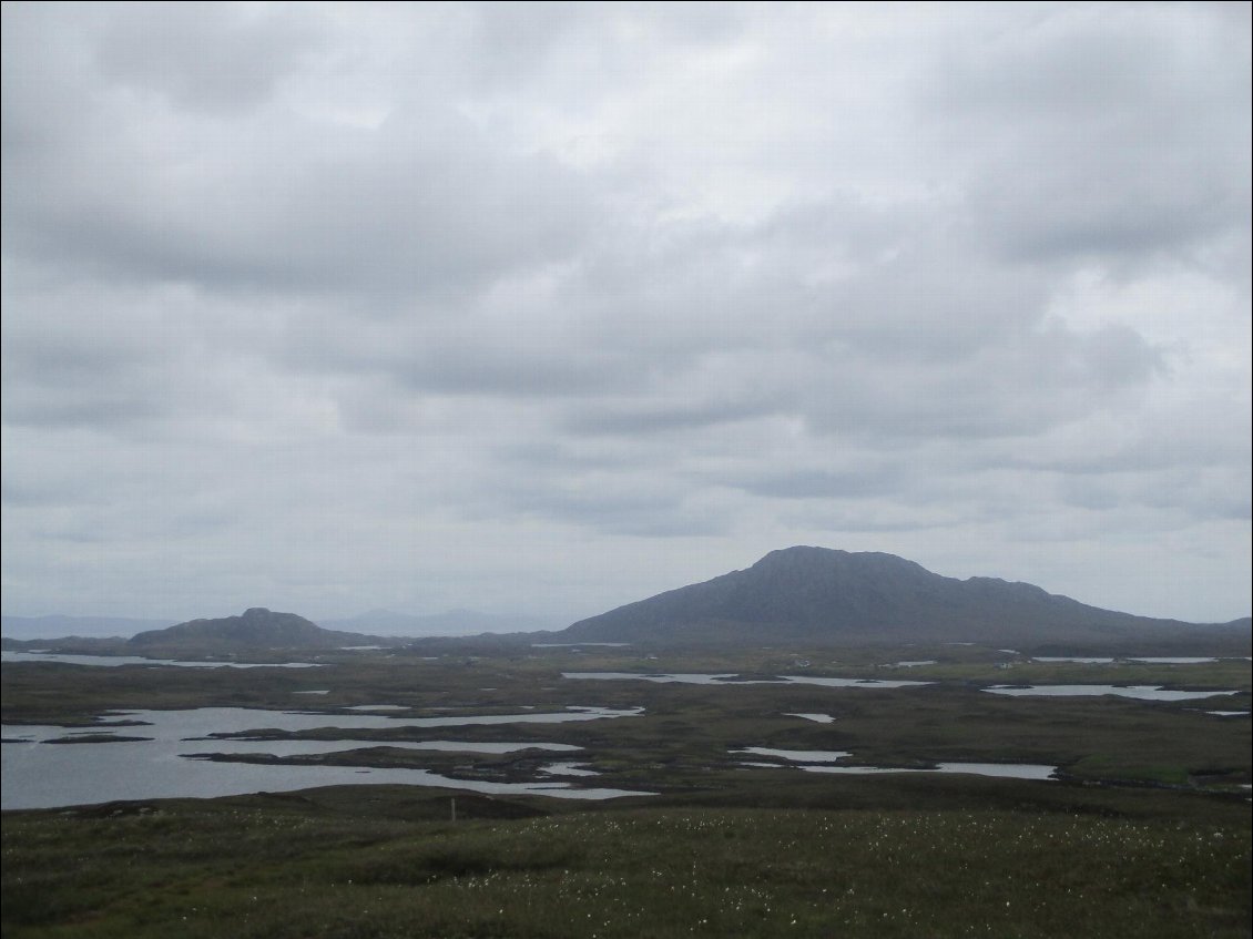 Au sommet d'une butte à côté d'un cairn du néolithique. Le sentier de randonnée qui traverse toutes les îles Hébrides passe ici aussi.