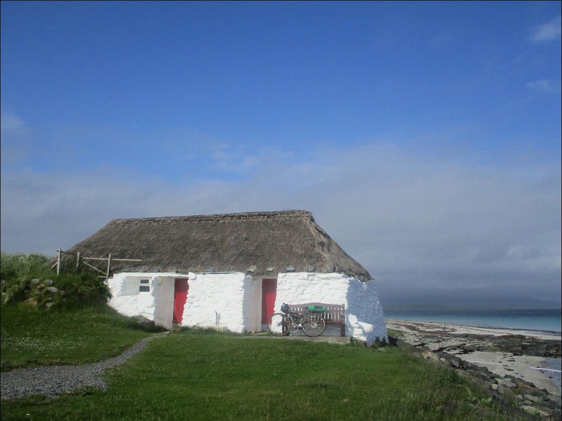 La bunkhouse au bord de plage. On se pose là où il y a de la place, et on paye en glissant la monnaie dans la "honesty box". Jackie la gardienne passe dire bonjour le soir. Voilà c'est simple, conviviale et accueillant.
J'y ai croisé Claire la voyageuse qui marche sur le sentier des Hébrides en ce moment. En août, elle ira pédaler en Islande. Good luck Claire.