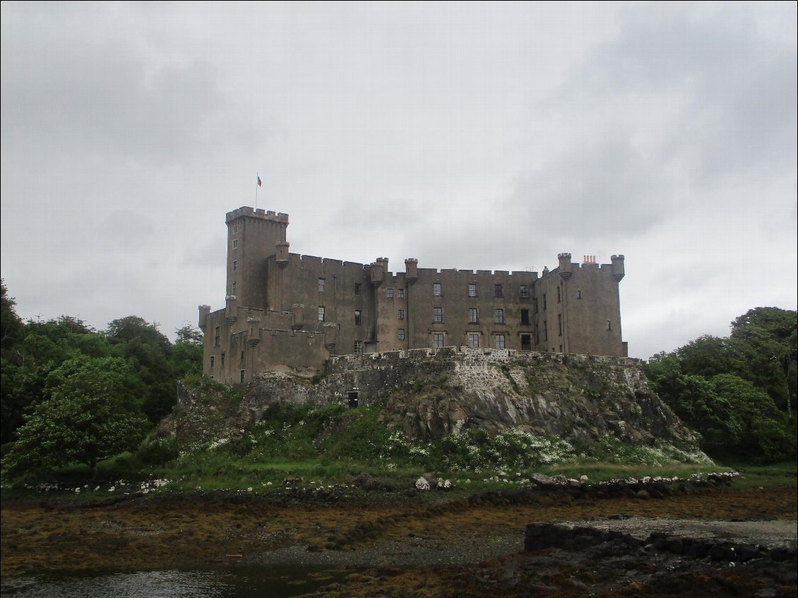 Le château de Dunvegan, fief du clan Mc Leod depuis le XIIIe siècle (un des plus vieux et plus puissant d'Écosse). A l'intérieur on peut voir le "fairy flag", morceau de soie magique qui protège le clan et lui apporte victoire depuis des siècles.