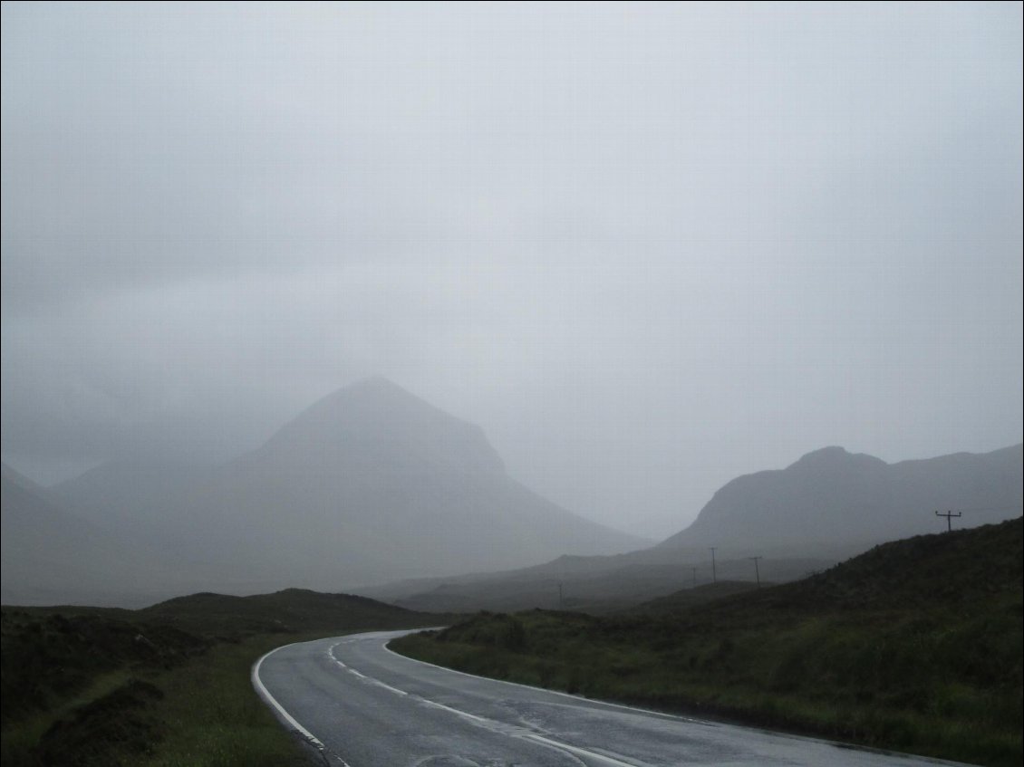 Descente vers Sligachan. Apparemment le coin est réputé pour ses randonnées dans les montagnes, mais même le lendemain je ne verrai que la brumasse.