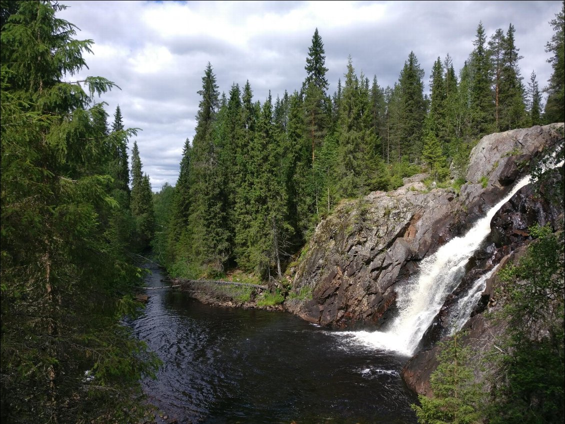 Jolie petite cascade