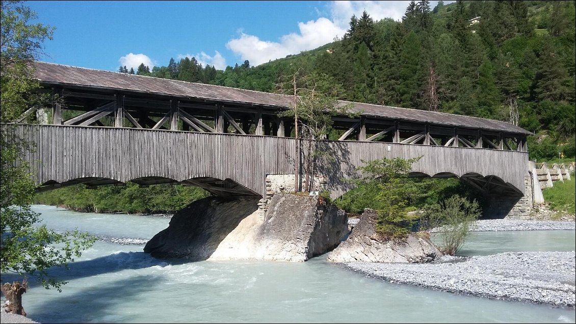 Le pont est posé sur le rocher.