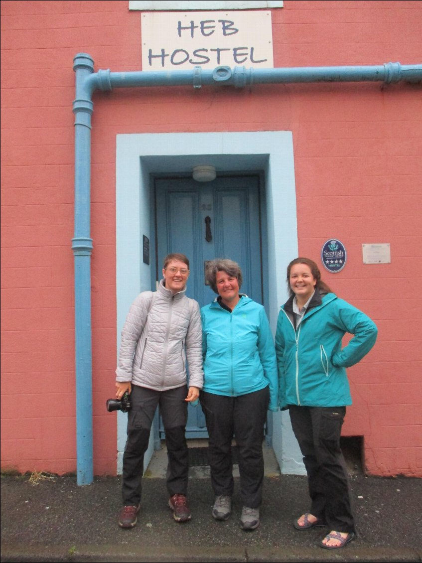 Claire, Julie et moi devant l'Heb hostel.
J'étais very happy de les retrouver à Stornoway après les avoir croisé plusieurs fois sur les Hébrides. Le soir on s'est fait un resto.
C'est l'appareil photo ou mon visage a réellement la même couleur que le mur ?