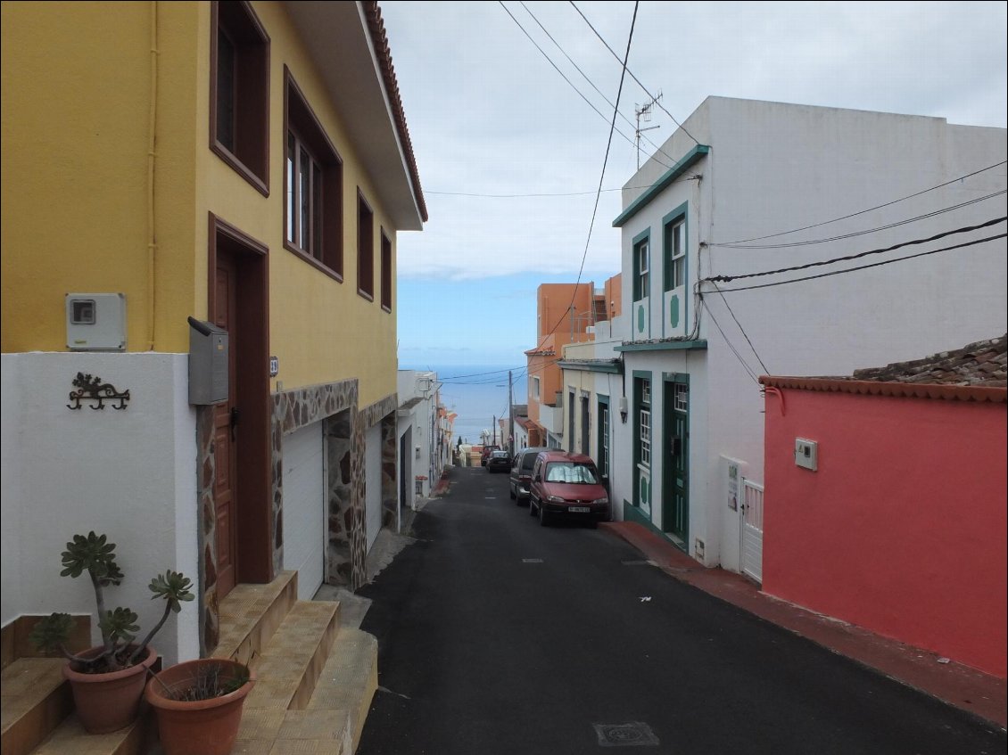 Ancienne voie d'accès à Santa Cruz, c'est une ruelle qui n'en finit pas de descendre, plus on avance, plus le pourcentage de pente augmente...