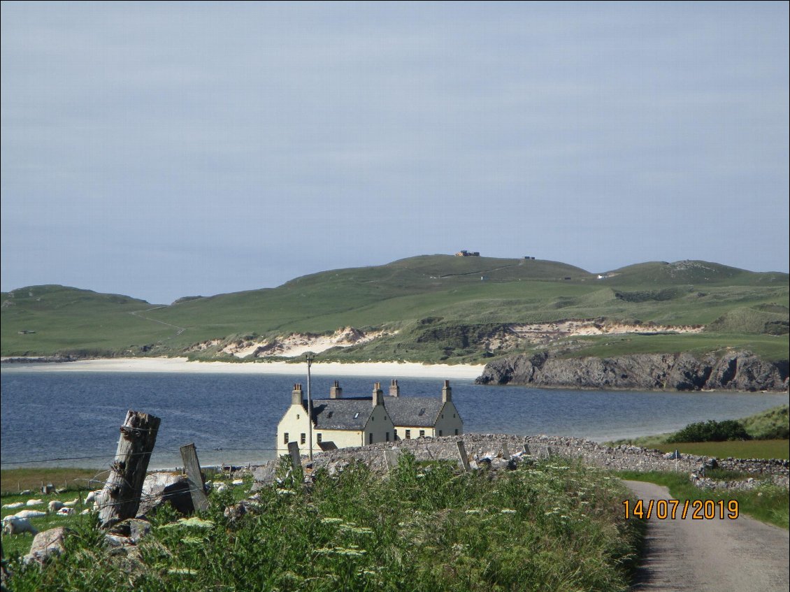 Vue sur la presqu'île en face : Faraid Head.