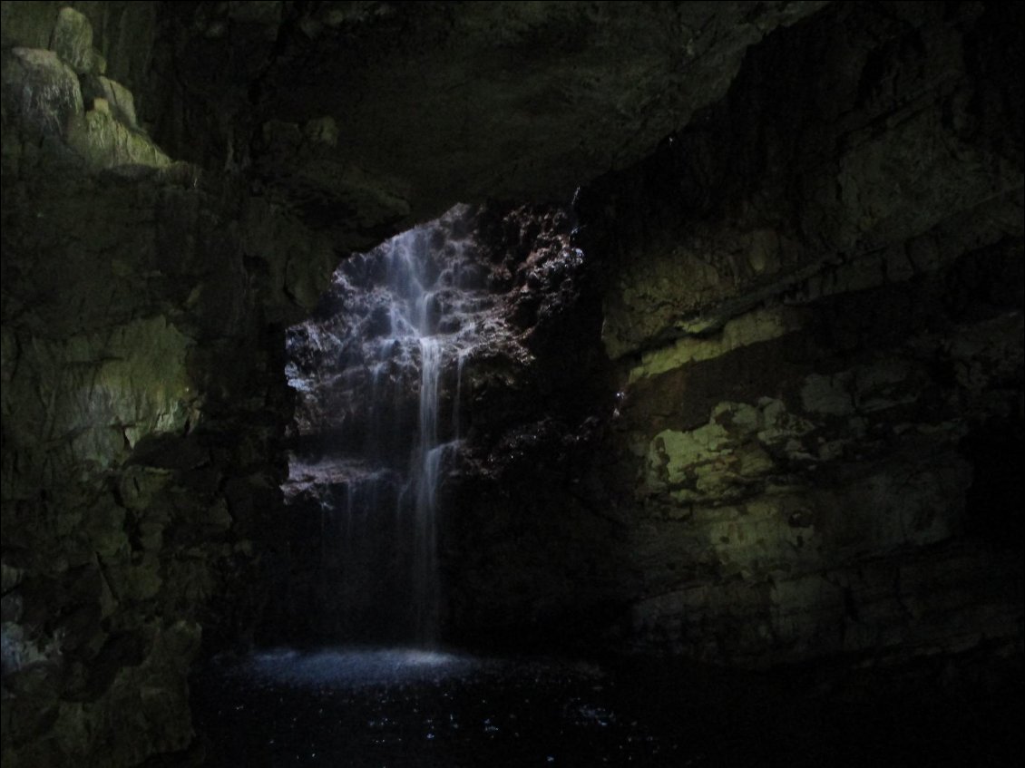 Je m'arrête jeter un coup d'oeil à la grotte de Smoo, occupée depuis le mésolithique, puis par les vikings. Maintenant, on peut faire une sorte de tour opérator à bord d'un canot gonflable pour découvrir ses entrailles.